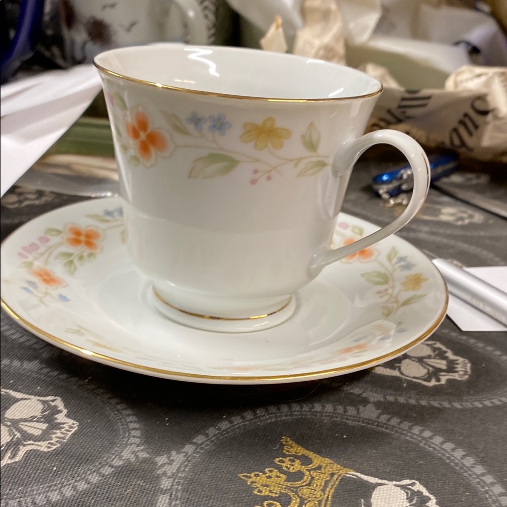 Elegant White Mug Set with Classic Shape and Floral Design